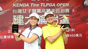 業餘球員盧昕妤(左)和爸爸一起手捧職業冠軍獎盃及業餘冠軍盃。（圖／TLPGA提供）