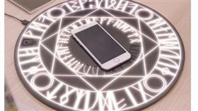 魔法陣無線充電板　翻攝影片