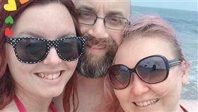 ▲麥克和克里斯蒂娜與艾希莉展開「三人行」生活。（圖／翻攝自Kristina Toms Green臉書）
https://goo.gl/4b9cpo