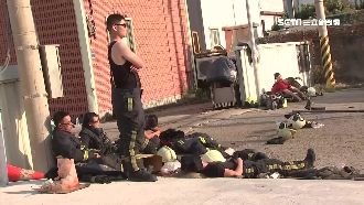 龍井紙廠火燒9小時　消防員累癱倒地