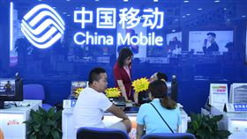 中國手機亂象　尾號9999綁約至2099年中國三大電信營運商被民眾指控涉嫌以特別號碼為由，強迫消費者吞下不合理合約。一名尾號9999的用戶指控中國移動要求每月低消人民幣586元，還要綁約至2099年。（中新社提供）中央社　107年9月29日