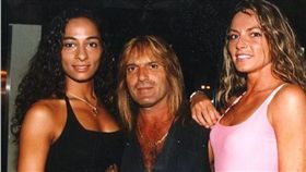 義大利一名花花公子尚凡提（Maurizio Zanfanti）曾睡過6000名女人，被外界稱為「雷米尼的羅密歐」。日前他與23歲女遊客車震大戰，沒想到在高潮之際突然心臟病發倒下「絕頂生天」，享年63歲。（圖／翻攝自太陽報）