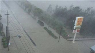 馬路變「河流」　沖繩19萬戶大停電