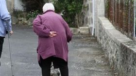 老人,婦人(圖/翻攝自PIXABAY)
