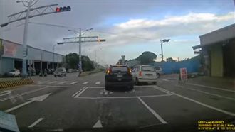 三寶闖紅燈直直衝　網友怒：隨機殺人