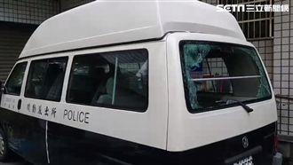 疑不爽被強制送醫　女子砸警車還嗆聲