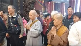 彰化二水鄉「碧雲禪寺」多年前為了擴建，找上建商魏明仁，結果寺廟遭魏明仁強佔，淪為「五星共產寺」。去年3月初，碧雲禪寺前住持釋懷宗與3位比丘尼向白沙屯媽祖跪地申冤，沒想到過了一年半，彰化縣政府強制拆除碧雲禪寺，成功趕走魏明仁。不少民眾看到後，紛紛直喊「媽祖大顯神威！」（圖／YouTube《白沙屯媽祖網路電視台》）