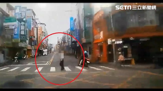 疑違規穿越馬路　7旬翁遭撞彈飛