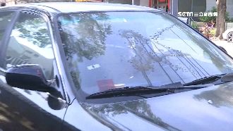 招誰惹誰！岡山路邊整排轎車被潑漆