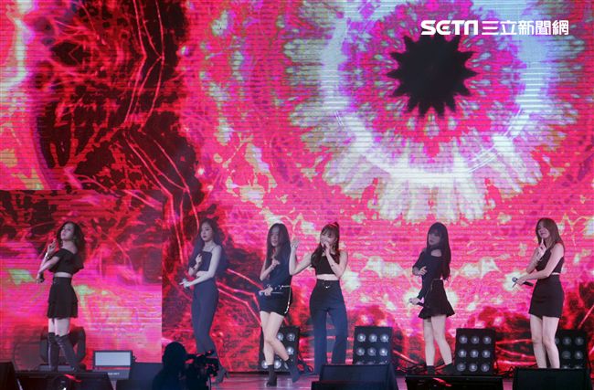 韓國女子團體Apink/Apink亞洲巡迴演唱會，台北最後一站讓歌迷High翻天。（記者邱榮吉/攝影）