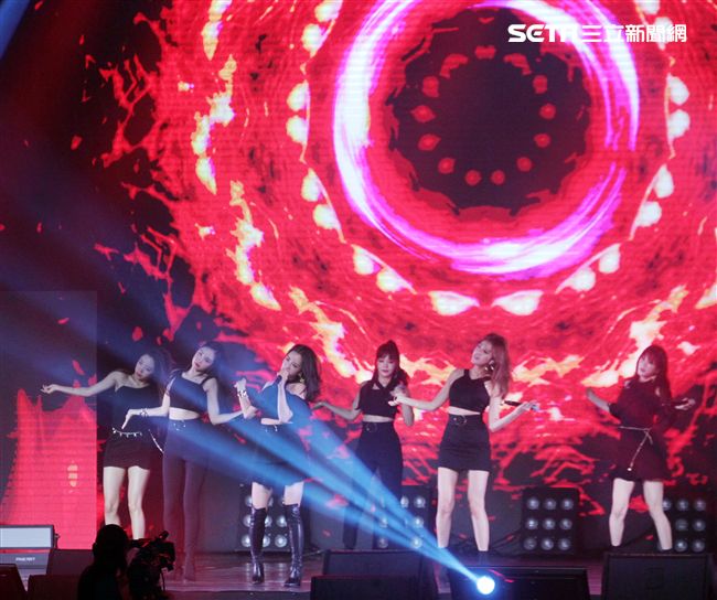 韓國女子團體Apink/Apink亞洲巡迴演唱會，台北最後一站讓歌迷High翻天。（記者邱榮吉/攝影）