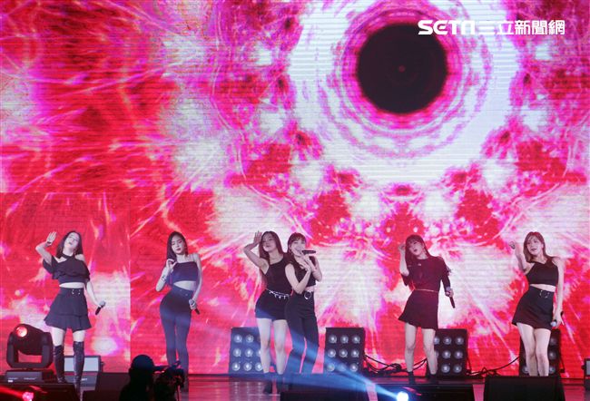 韓國女子團體Apink/Apink亞洲巡迴演唱會，台北最後一站讓歌迷High翻天。（記者邱榮吉/攝影）