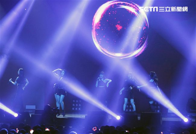 韓國女子團體Apink/Apink亞洲巡迴演唱會，台北最後一站讓歌迷High翻天。（記者邱榮吉/攝影）