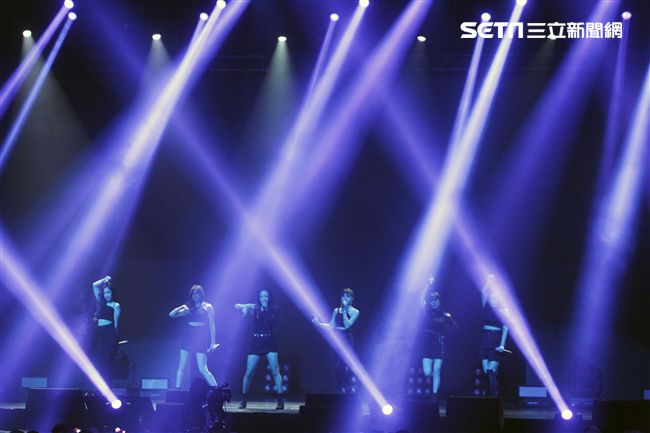 韓國女子團體Apink/Apink亞洲巡迴演唱會，台北最後一站讓歌迷High翻天。（記者邱榮吉/攝影）