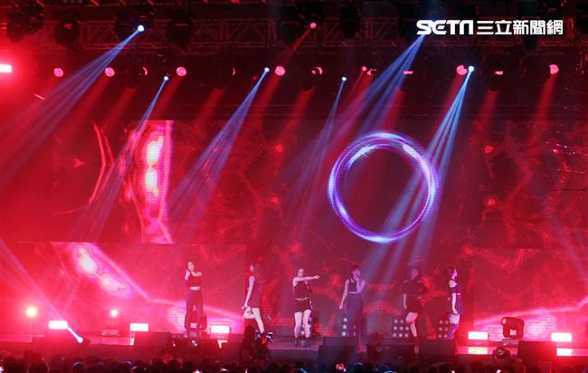韓國女子團體Apink/Apink亞洲巡迴演唱會，台北最後一站讓歌迷High翻天。（記者邱榮吉/攝影）