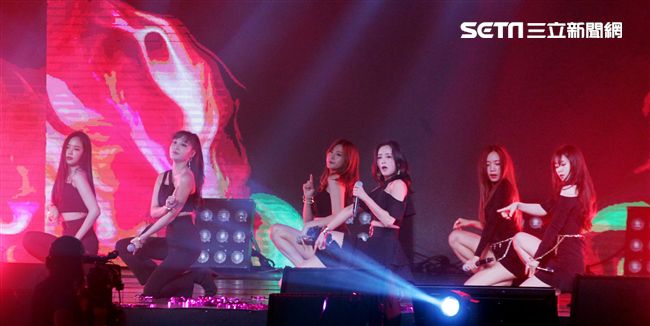 韓國女子團體Apink/Apink亞洲巡迴演唱會，台北最後一站讓歌迷High翻天。（記者邱榮吉/攝影）