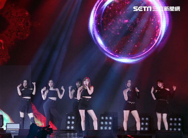 韓國女子團體Apink/Apink亞洲巡迴演唱會，台北最後一站讓歌迷High翻天。（記者邱榮吉/攝影）
