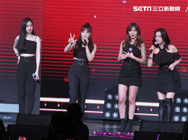 韓國女子團體Apink/Apink亞洲巡迴演唱會，台北最後一站讓歌迷High翻天。（記者邱榮吉/攝影）