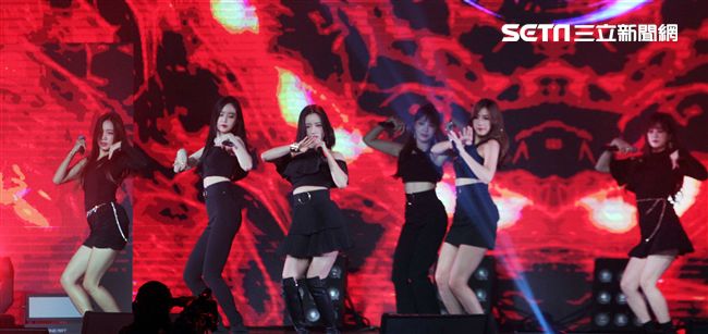 韓國女子團體Apink/Apink亞洲巡迴演唱會，台北最後一站讓歌迷High翻天。（記者邱榮吉/攝影）