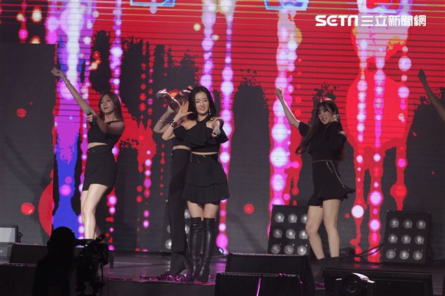 韓國女子團體Apink/Apink亞洲巡迴演唱會，台北最後一站讓歌迷High翻天。（記者邱榮吉/攝影）
