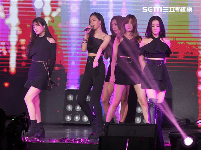 韓國女子團體Apink/Apink亞洲巡迴演唱會，台北最後一站讓歌迷High翻天。（記者邱榮吉/攝影）