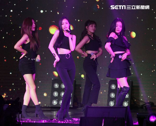 韓國女子團體Apink/Apink亞洲巡迴演唱會，台北最後一站讓歌迷High翻天。（記者邱榮吉/攝影）