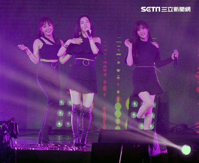 韓國女子團體Apink/Apink亞洲巡迴演唱會，台北最後一站讓歌迷High翻天。（記者邱榮吉/攝影）