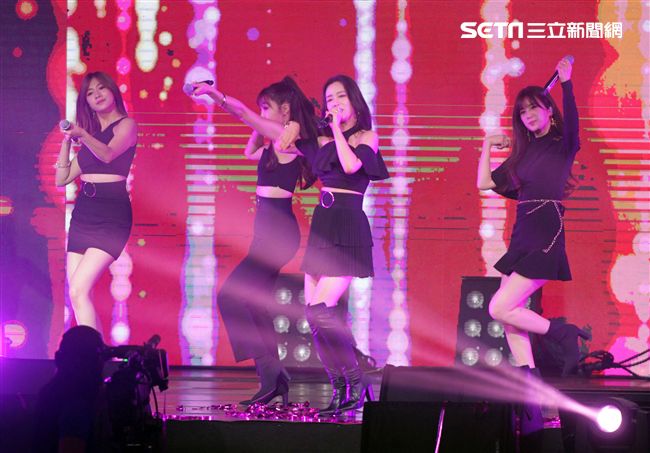 韓國女子團體Apink/Apink亞洲巡迴演唱會，台北最後一站讓歌迷High翻天。（記者邱榮吉/攝影）