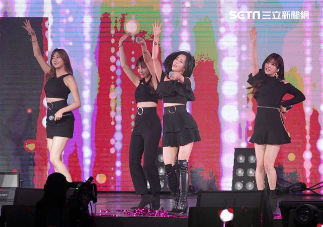 韓國女子團體Apink/Apink亞洲巡迴演唱會，台北最後一站讓歌迷High翻天。（記者邱榮吉/攝影）