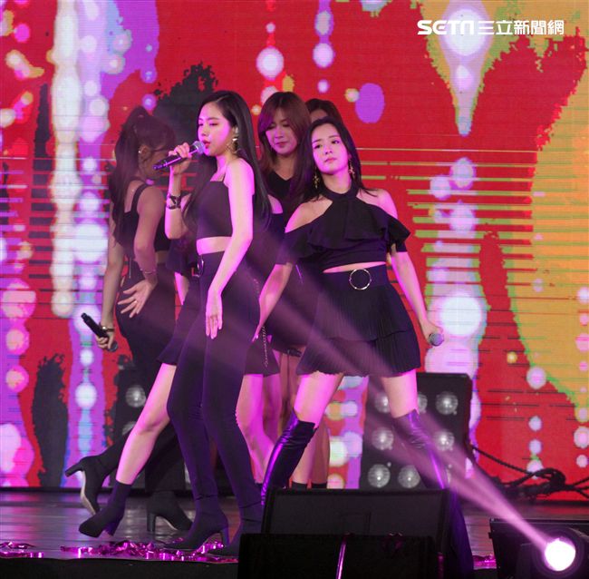 韓國女子團體Apink/Apink亞洲巡迴演唱會，台北最後一站讓歌迷High翻天。（記者邱榮吉/攝影）