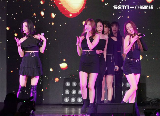 韓國女子團體Apink/Apink亞洲巡迴演唱會，台北最後一站讓歌迷High翻天。（記者邱榮吉/攝影）