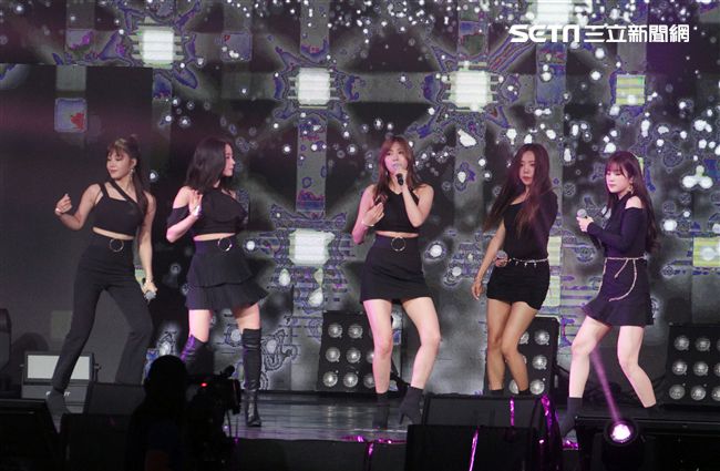 韓國女子團體Apink/Apink亞洲巡迴演唱會，台北最後一站讓歌迷High翻天。（記者邱榮吉/攝影）