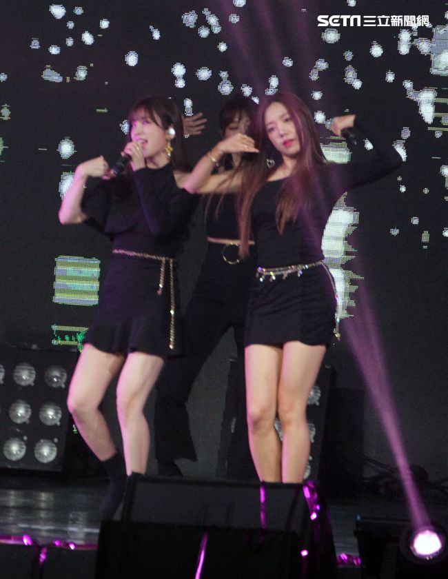 韓國女子團體Apink/Apink亞洲巡迴演唱會，台北最後一站讓歌迷High翻天。（記者邱榮吉/攝影）