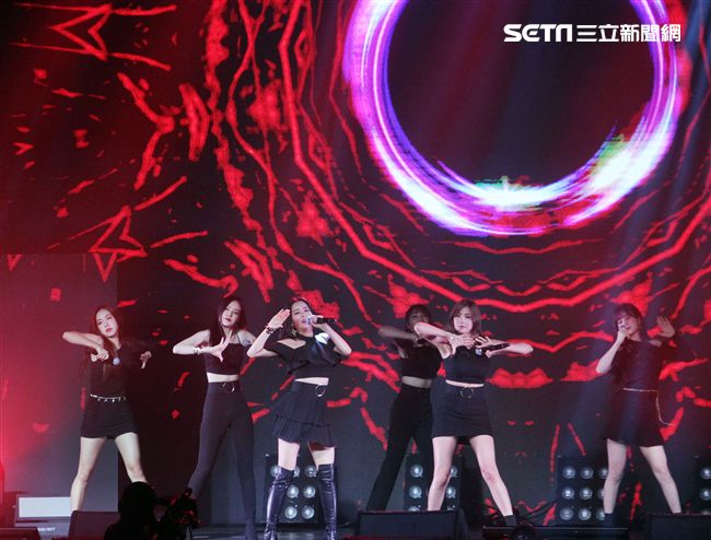 韓國女子團體Apink/Apink亞洲巡迴演唱會，台北最後一站讓歌迷High翻天。（記者邱榮吉/攝影）