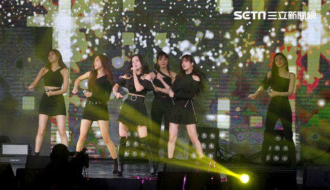 韓國女子團體Apink/Apink亞洲巡迴演唱會，台北最後一站讓歌迷High翻天。（記者邱榮吉/攝影）