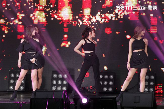 韓國女子團體Apink/Apink亞洲巡迴演唱會，台北最後一站讓歌迷High翻天。（記者邱榮吉/攝影）