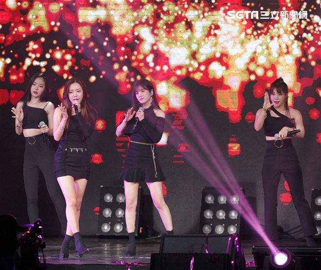 韓國女子團體Apink/Apink亞洲巡迴演唱會，台北最後一站讓歌迷High翻天。（記者邱榮吉/攝影）