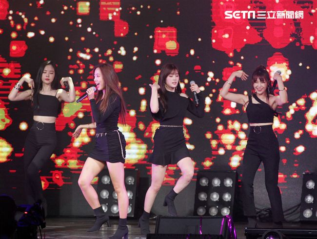 韓國女子團體Apink/Apink亞洲巡迴演唱會，台北最後一站讓歌迷High翻天。（記者邱榮吉/攝影）