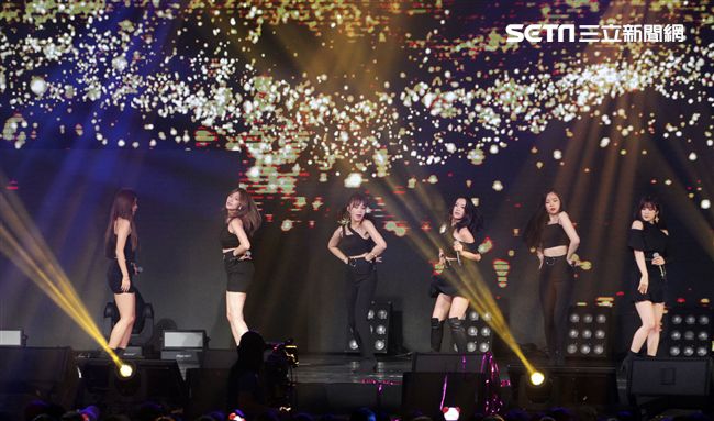 韓國女子團體Apink/Apink亞洲巡迴演唱會，台北最後一站讓歌迷High翻天。（記者邱榮吉/攝影）