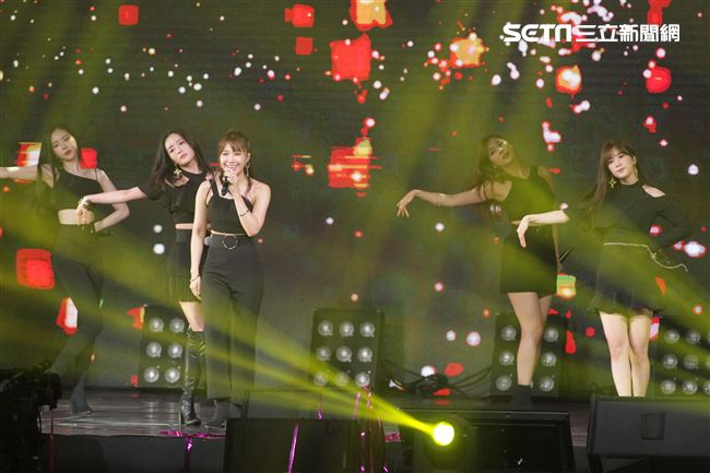 韓國女子團體Apink/Apink亞洲巡迴演唱會，台北最後一站讓歌迷High翻天。（記者邱榮吉/攝影）