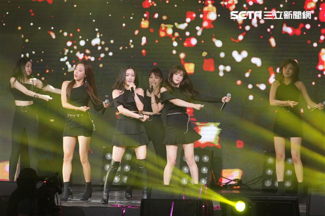 韓國女子團體Apink/Apink亞洲巡迴演唱會，台北最後一站讓歌迷High翻天。（記者邱榮吉/攝影）
