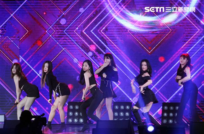 韓國女子團體Apink/Apink亞洲巡迴演唱會，台北最後一站讓歌迷High翻天。（記者邱榮吉/攝影）