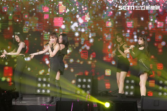 韓國女子團體Apink/Apink亞洲巡迴演唱會，台北最後一站讓歌迷High翻天。（記者邱榮吉/攝影）