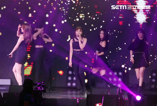 韓國女子團體Apink/Apink亞洲巡迴演唱會，台北最後一站讓歌迷High翻天。（記者邱榮吉/攝影）