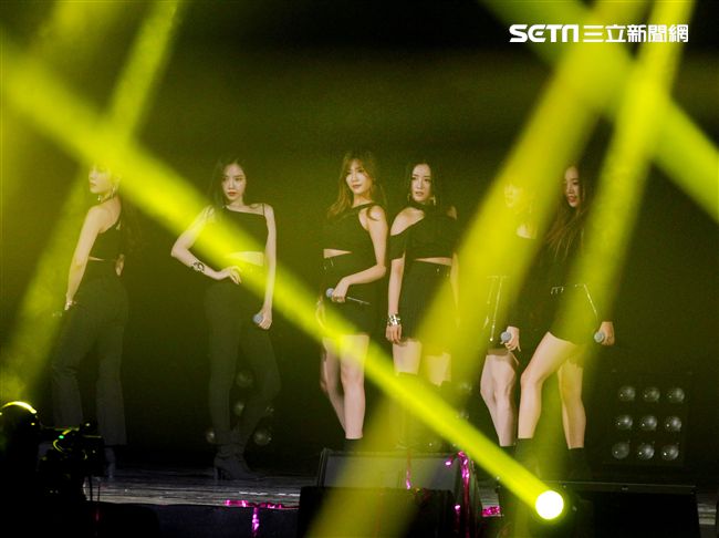 韓國女子團體Apink/Apink亞洲巡迴演唱會，台北最後一站讓歌迷High翻天。（記者邱榮吉/攝影）