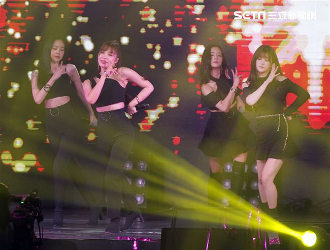 韓國女子團體Apink/Apink亞洲巡迴演唱會，台北最後一站讓歌迷High翻天。（記者邱榮吉/攝影）