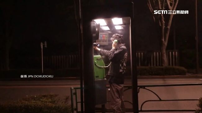 大眼盯著你？節目直擊女鬼出沒電話亭