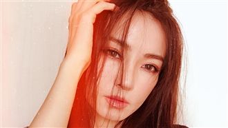 謝金燕露美背開到股溝　背殺3萬人