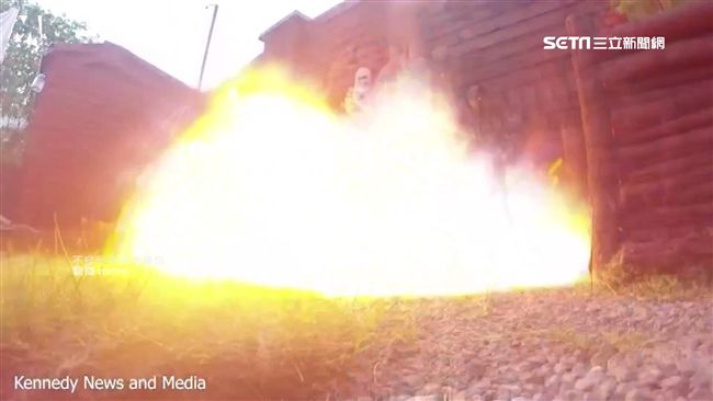 不孝子玩槍射噴霧罐　父慘成人肉火球
