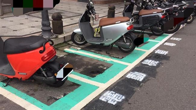 路邊見電動車專用停車格　掀網友熱議